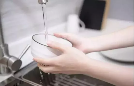 關於洗碗:這麼洗碗等於在培養細菌!