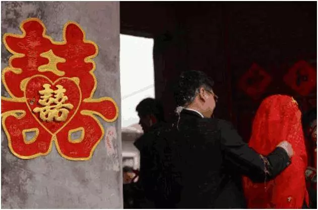 弟弟當上門女婿,過年回家弟媳主動做飯,母親去廚房聽到對話愣了
