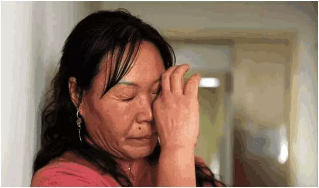 弟弟當上門女婿,過年回家弟媳主動做飯,母親去廚房聽到對話愣了