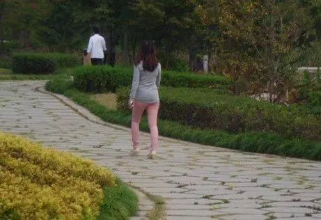丈夫每天都讓妻子出去散步,妻子忘帶鑰匙回家拿,開門的畫面蒙住