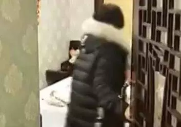 丈夫每天都讓妻子出去散步,妻子忘帶鑰匙回家拿,開門的畫面蒙住
