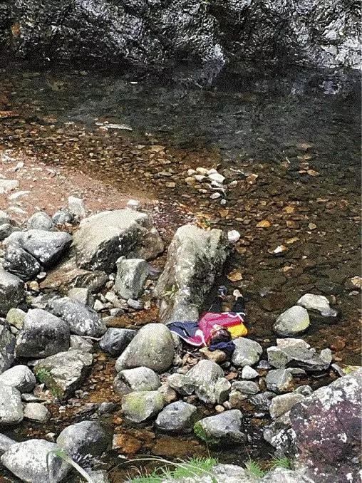 跨過崖邊鐵鏈邊玩自拍 26歲女子墮瀑布底亡