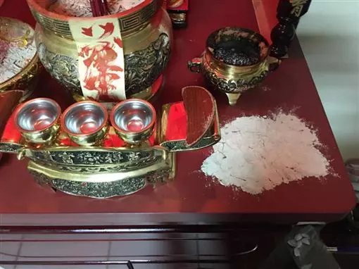 神壇供水離奇消失!她灑香灰驚見「詭異小腳」一路爬上床…