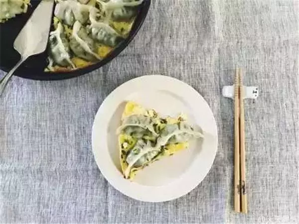 媽媽把「雞蛋打進製冰盒裡」沒想到神奇的事發生了!實在太愛媽媽的聰明了!