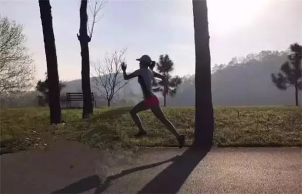歲離婚帶著孩子的單親媽媽,某天女兒的一句話,讓她決心用18個月從「黃臉婆」逆襲成「超美辣媽」!