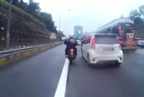 印裔男子:「小姐,你車子的輪胎輾到我的腳」報警之後警察卻這樣說?