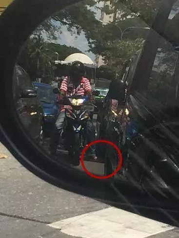 印裔男子:「小姐,你車子的輪胎輾到我的腳」報警之後警察卻這樣說?