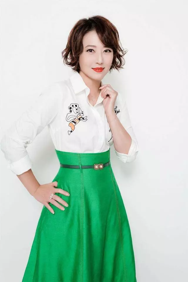 周海媚哪像52歲!一襲黃色弔帶裙太減齡,半扎丸子頭更有少女感~
