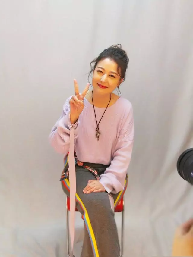 周海媚哪像52歲!一襲黃色弔帶裙太減齡,半扎丸子頭更有少女感~