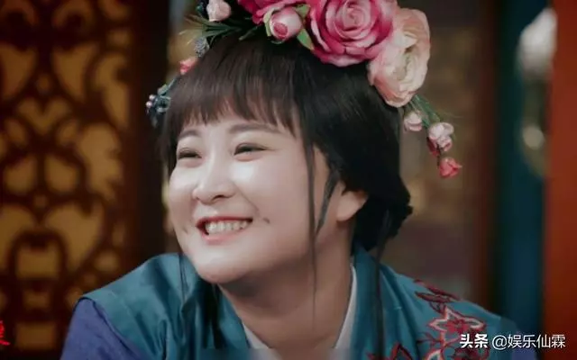 賈玲首次因口紅色號上熱搜,自稱美妝博主曬秘訣:嘴唇子出了點血