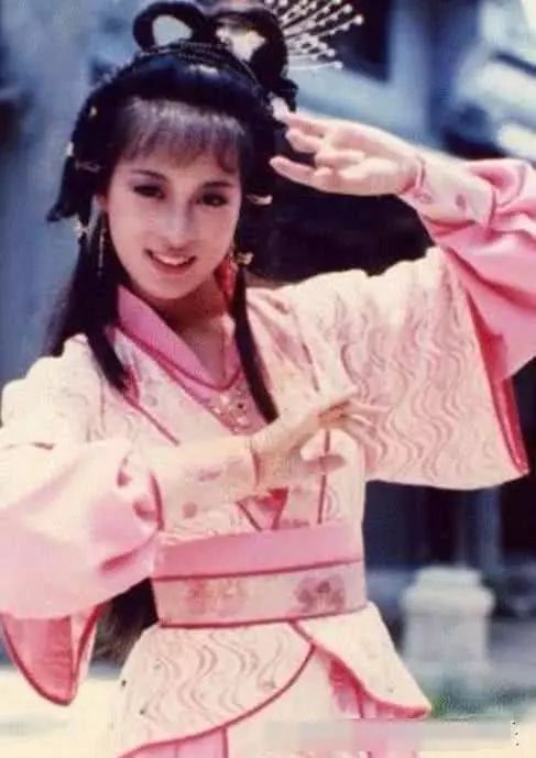 曾是最美趙敏,浴室被生父暴打,自殺10餘次,死後3天都無人知
