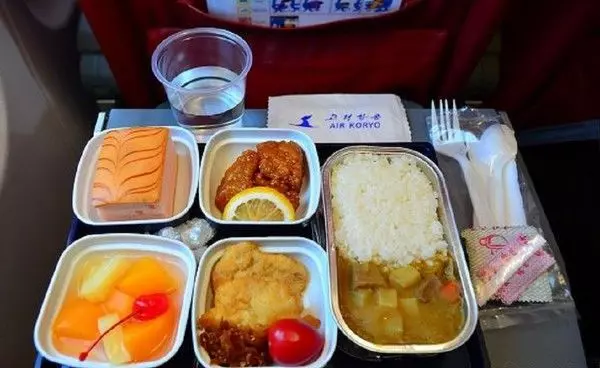 只有傻子才會選擇「牛肉、海鮮」!真正聰明人告訴你「飛機餐優選」,內幕實在太驚人了!