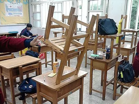 課桌椅「上面的凹槽不是放筆」!而是「連老師都不知道」的「超神祕作用」!