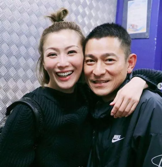 鄭秀文曬演唱會曲目大玩回憶殺,門票卻炒高30倍,網友大發牢騷!