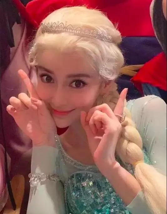 30歲baby與27歲迪麗熱巴,同時cos冰雪女王,沒有體現年齡優勢