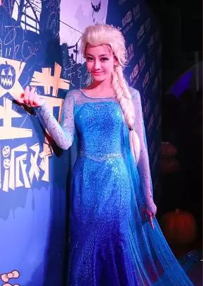 30歲baby與27歲迪麗熱巴,同時cos冰雪女王,沒有體現年齡優勢
