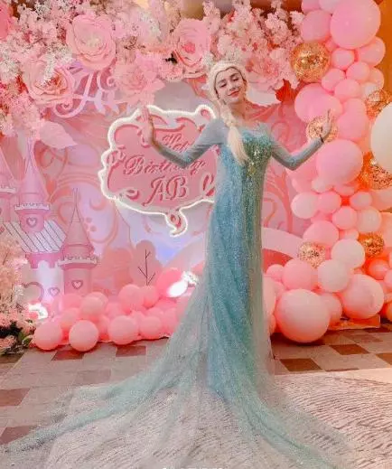 30歲baby與27歲迪麗熱巴,同時cos冰雪女王,沒有體現年齡優勢