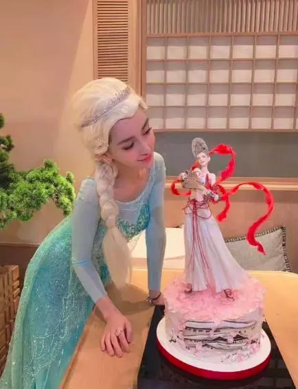 30歲baby與27歲迪麗熱巴,同時cos冰雪女王,沒有體現年齡優勢