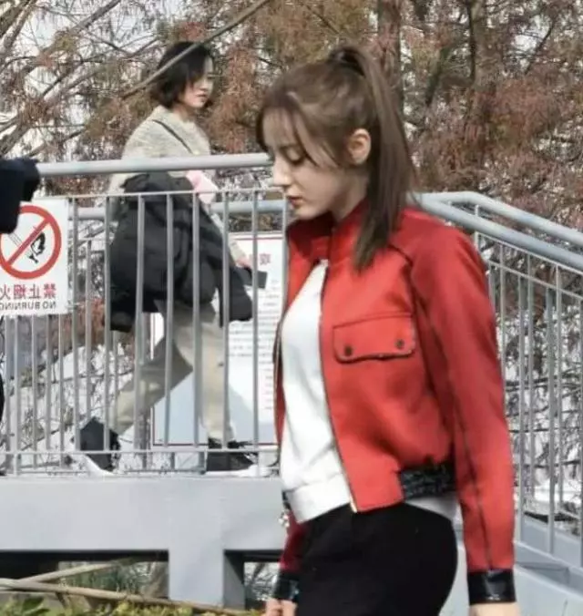 30歲baby與27歲迪麗熱巴,同時cos冰雪女王,沒有體現年齡優勢