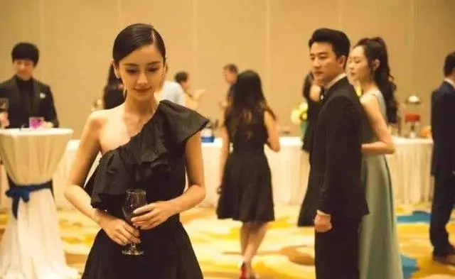 30歲baby與27歲迪麗熱巴,同時cos冰雪女王,沒有體現年齡優勢
