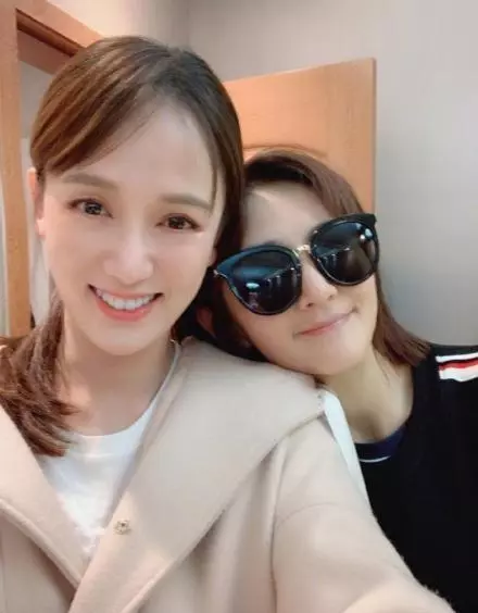陳喬恩在布拉格慶祝40歲的生日,美美的曬視頻,不料牙齒有菜渣