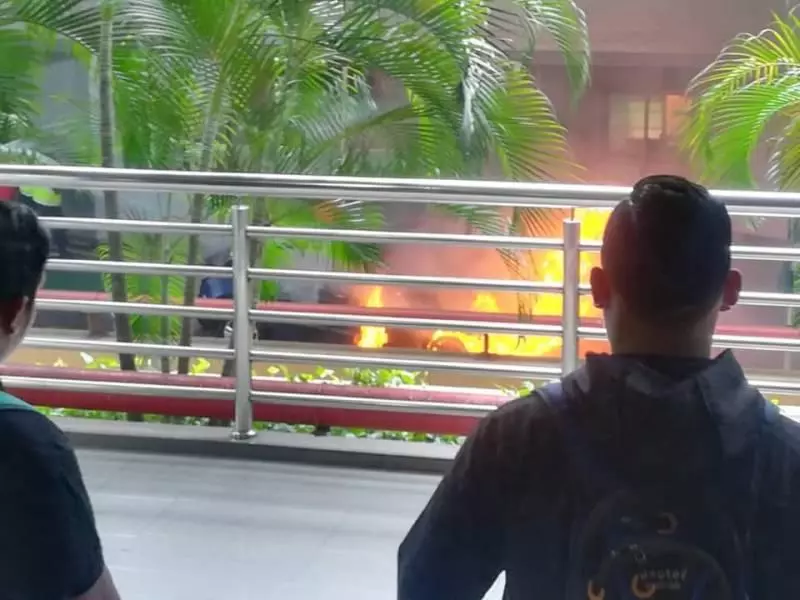 轎車關卡大廈失火 往新車龍回堵大道