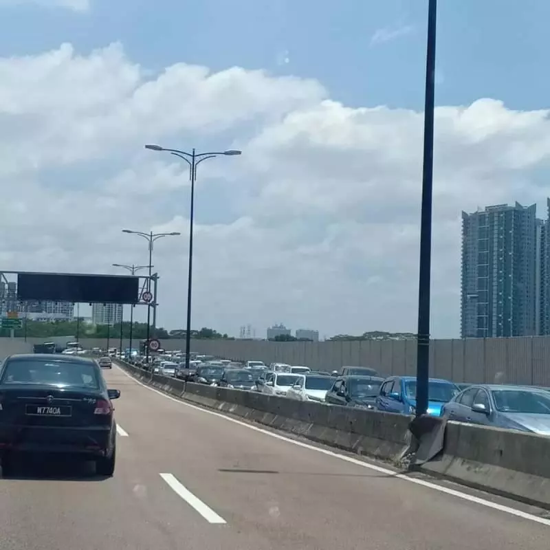 轎車關卡大廈失火 往新車龍回堵大道