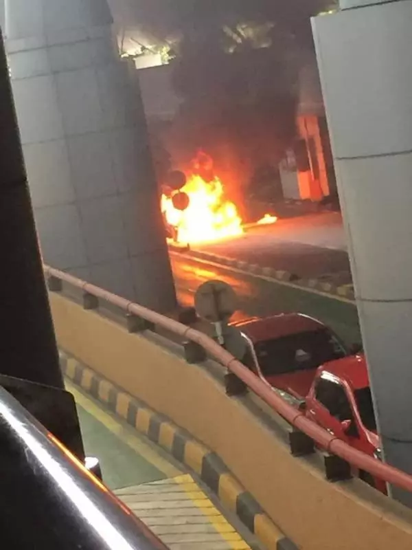 轎車關卡大廈失火 往新車龍回堵大道