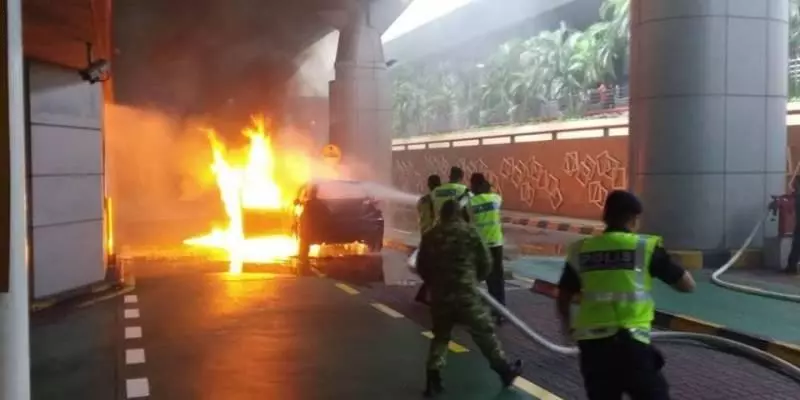 轎車關卡大廈失火 往新車龍回堵大道
