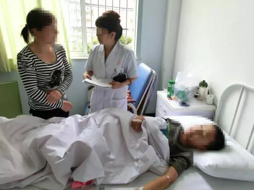 兒子車禍昏迷,兒媳不離棄,一年後他甦醒,開口說三字,母親報警