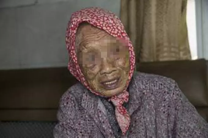 兒子車禍昏迷,兒媳不離棄,一年後他甦醒,開口說三字,母親報警