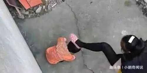 爸媽離婚,孫女睡覺時,奶奶偷偷掀開被子哭喊作惡,不肯原諒兒子