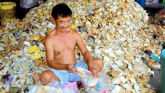 你知道過期麵包都是怎麼處理的嗎,看完這5張圖你就什麼都明白了 !