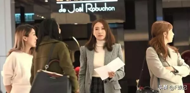 【成功女人背後的男人~】黎姿和幾位女士在商場內聊公事,二十四孝老公馬廷強靜靜陪在身邊~