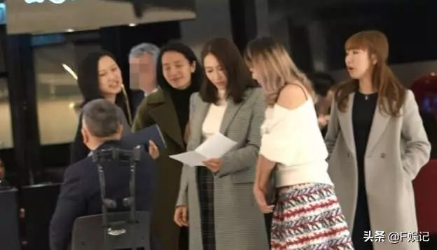 【成功女人背後的男人~】黎姿和幾位女士在商場內聊公事,二十四孝老公馬廷強靜靜陪在身邊~