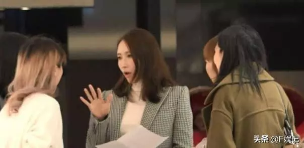 【成功女人背後的男人~】黎姿和幾位女士在商場內聊公事,二十四孝老公馬廷強靜靜陪在身邊~
