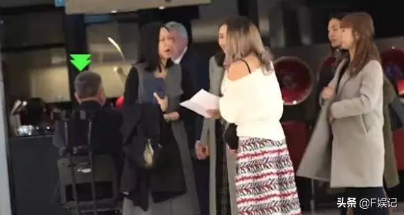 【成功女人背後的男人~】黎姿和幾位女士在商場內聊公事,二十四孝老公馬廷強靜靜陪在身邊~
