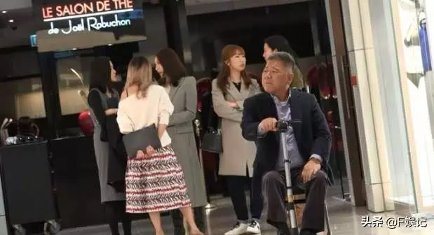 【成功女人背後的男人~】黎姿和幾位女士在商場內聊公事,二十四孝老公馬廷強靜靜陪在身邊~