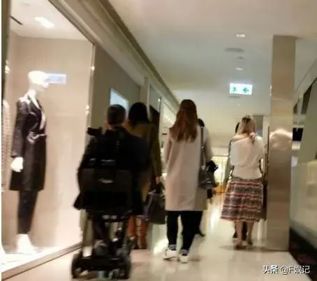 【成功女人背後的男人~】黎姿和幾位女士在商場內聊公事,二十四孝老公馬廷強靜靜陪在身邊~