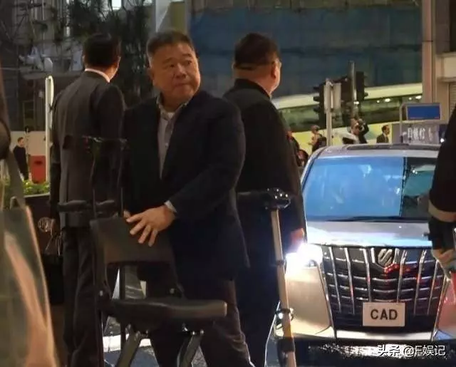 【成功女人背後的男人~】黎姿和幾位女士在商場內聊公事,二十四孝老公馬廷強靜靜陪在身邊~