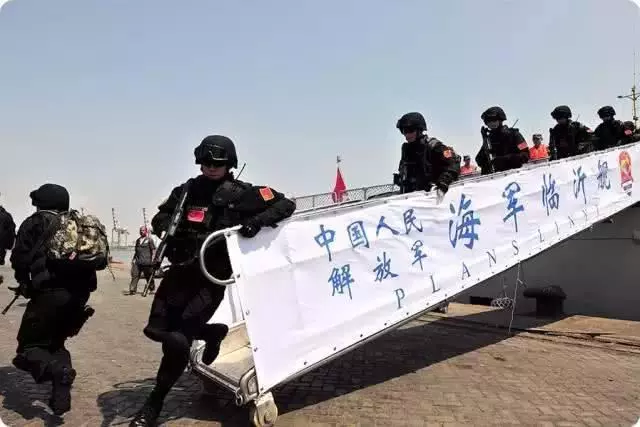 中國艦艇撤僑行動,為何武裝分子不敢靠近?這一行話很霸氣