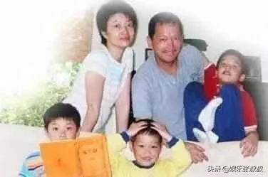 長的不帥,娶TVB昔日花旦生了三個兒子,現64歲活的比戲裡坎坷!