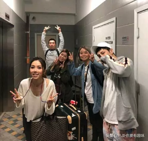 鄧紫棋現身馬來西亞開演唱會,卻突發身體不適,靠吸氧氣繼續演唱!