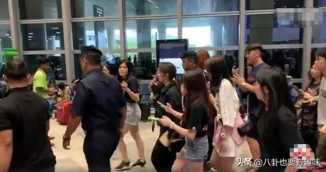 鄧紫棋現身馬來西亞開演唱會,卻突發身體不適,靠吸氧氣繼續演唱!