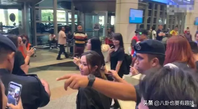 鄧紫棋現身馬來西亞開演唱會,卻突發身體不適,靠吸氧氣繼續演唱!