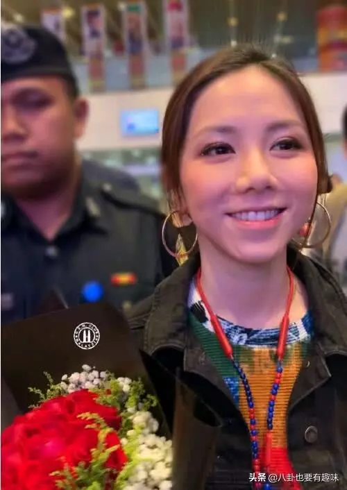 鄧紫棋現身馬來西亞開演唱會,卻突發身體不適,靠吸氧氣繼續演唱!