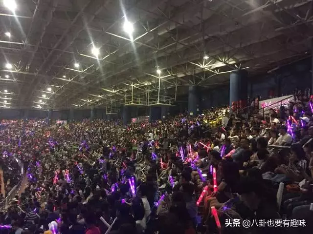 鄧紫棋現身馬來西亞開演唱會,卻突發身體不適,靠吸氧氣繼續演唱!
