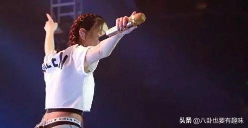 鄧紫棋現身馬來西亞開演唱會,卻突發身體不適,靠吸氧氣繼續演唱!