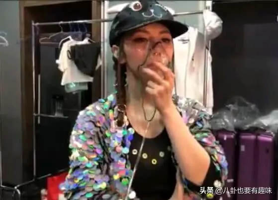 鄧紫棋現身馬來西亞開演唱會,卻突發身體不適,靠吸氧氣繼續演唱!