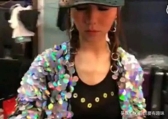 鄧紫棋現身馬來西亞開演唱會,卻突發身體不適,靠吸氧氣繼續演唱!